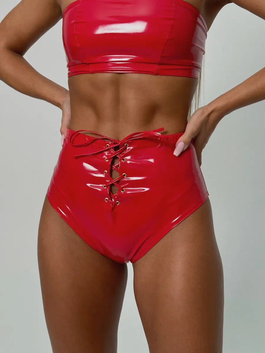 Tina's Lackleder Shorts und Top