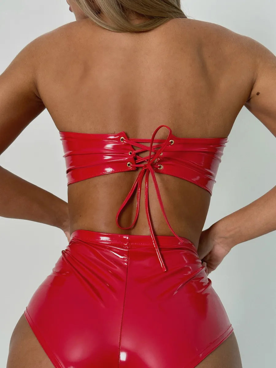 Tina's Lackleder Shorts und Top