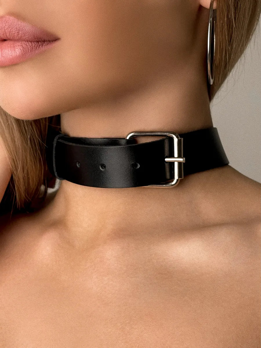 Tina’s Bondage-Geschirr