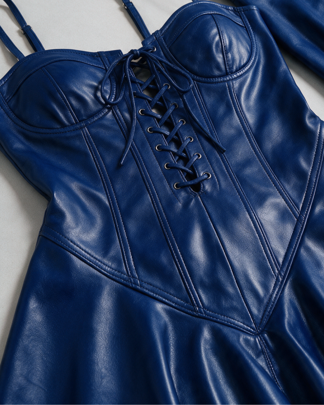 Lilou | Korsett Kunstleder Minikleid – Detail – Königsblau