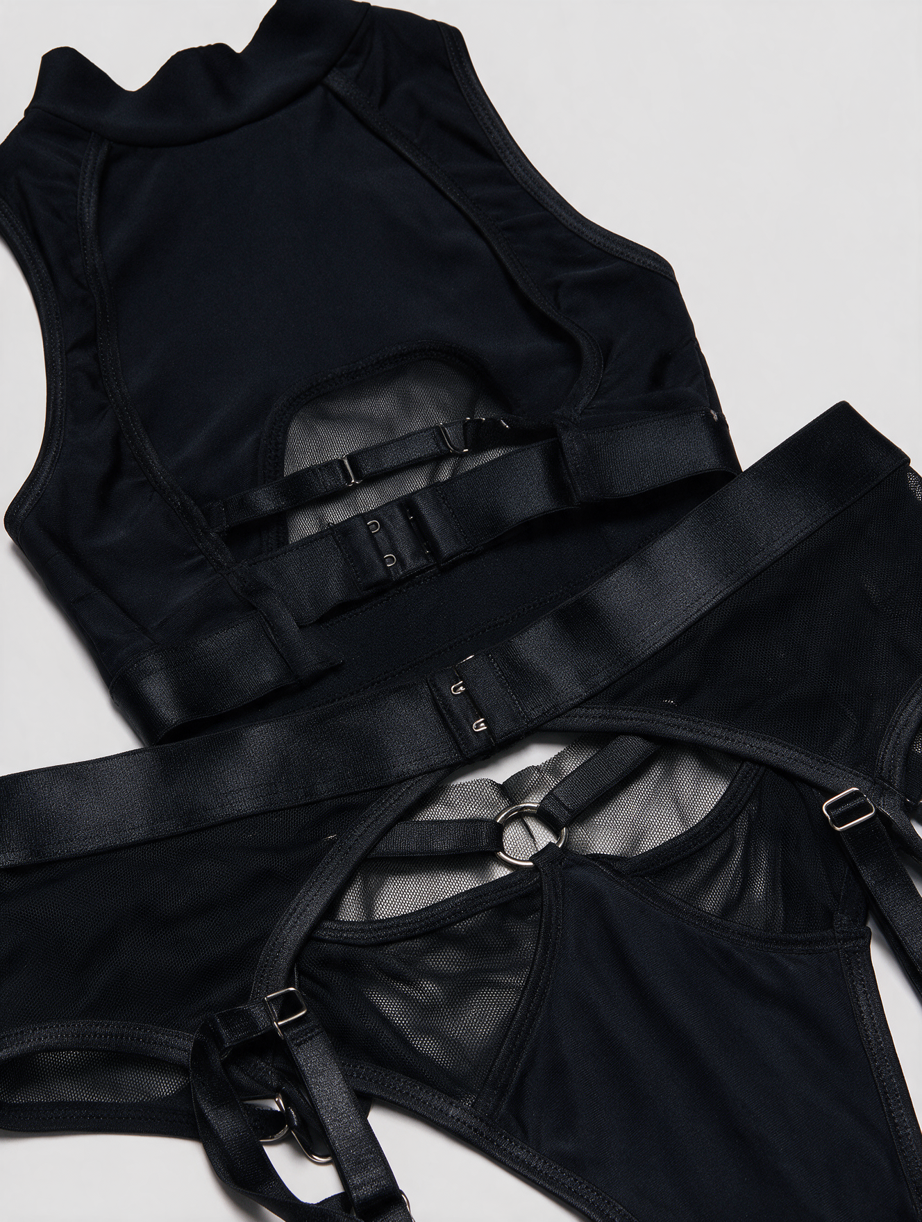 Nyla | Netz Dessous Set mit Strapsgürtel – Detail Netzstoff und Strapsgürtel – Schwarz